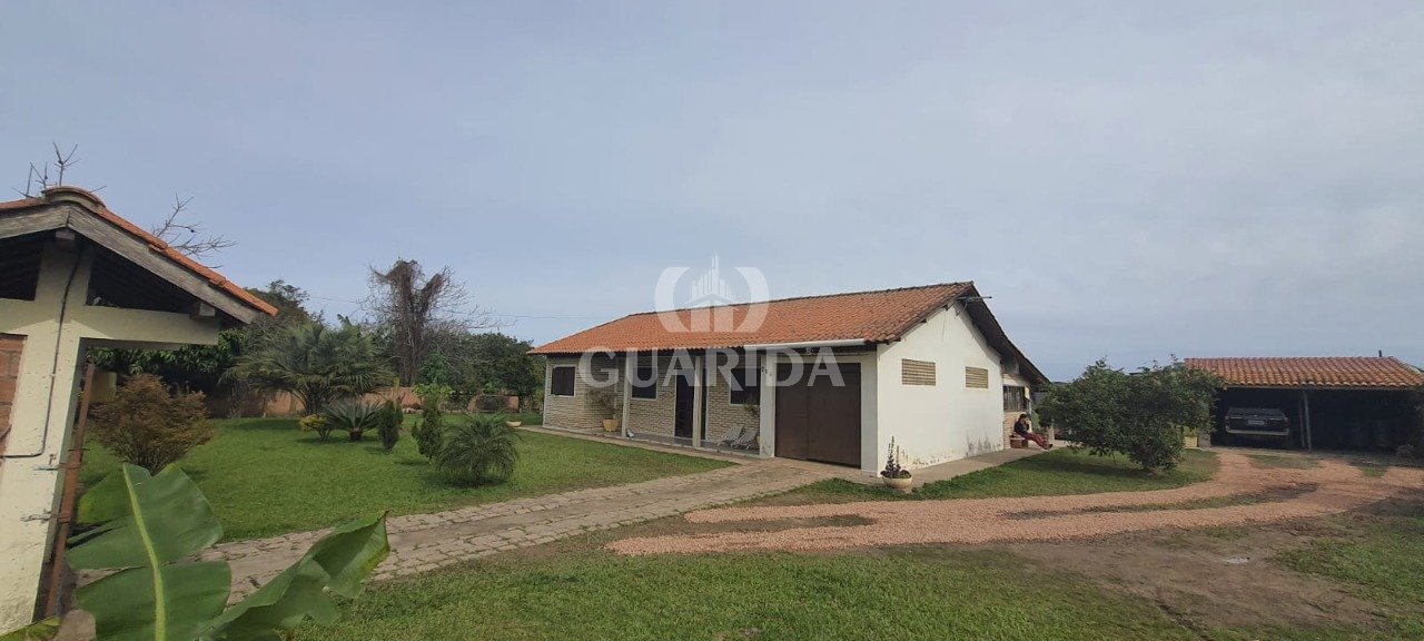 Casa 04 dormitórios C/ piscina na Ponta Grossa