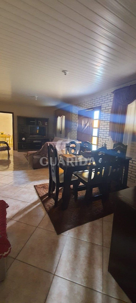 Casa 04 dormitórios C/ piscina na Ponta Grossa