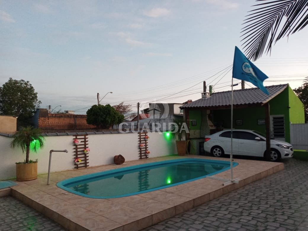 Casa 3 dormitórios amplo pátio e piscina Restinga