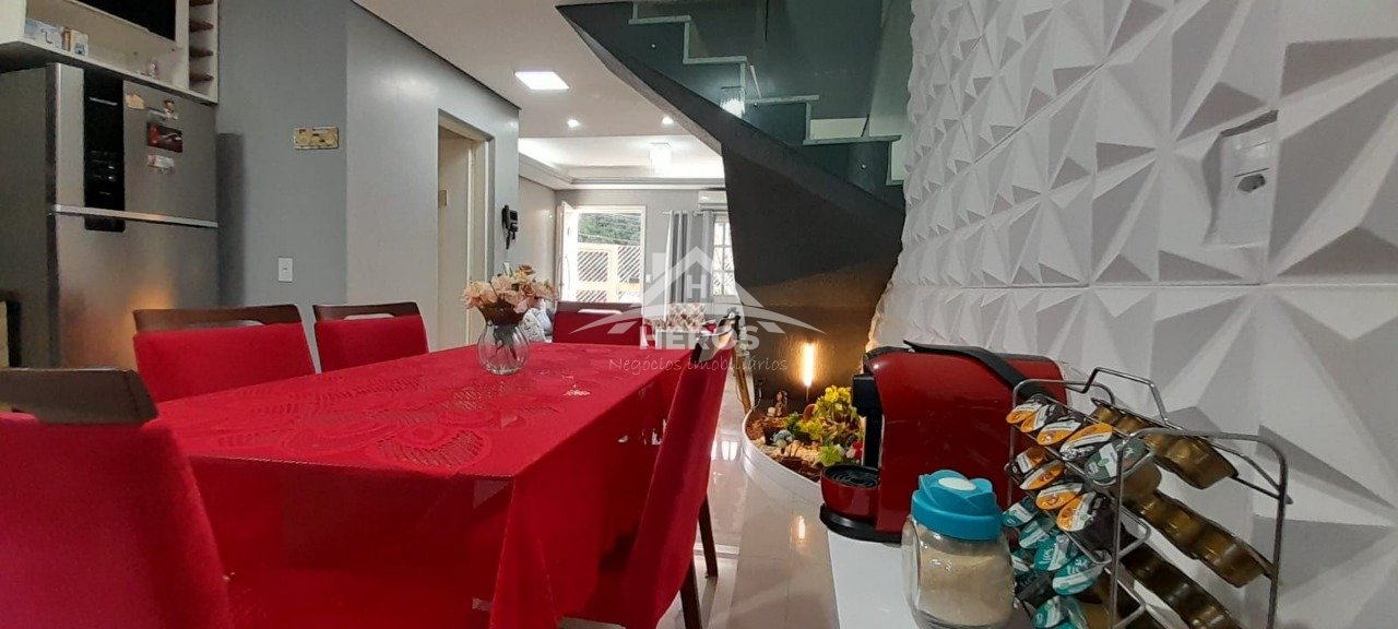 Casa três dorm., suíte master em Porto Alegre.