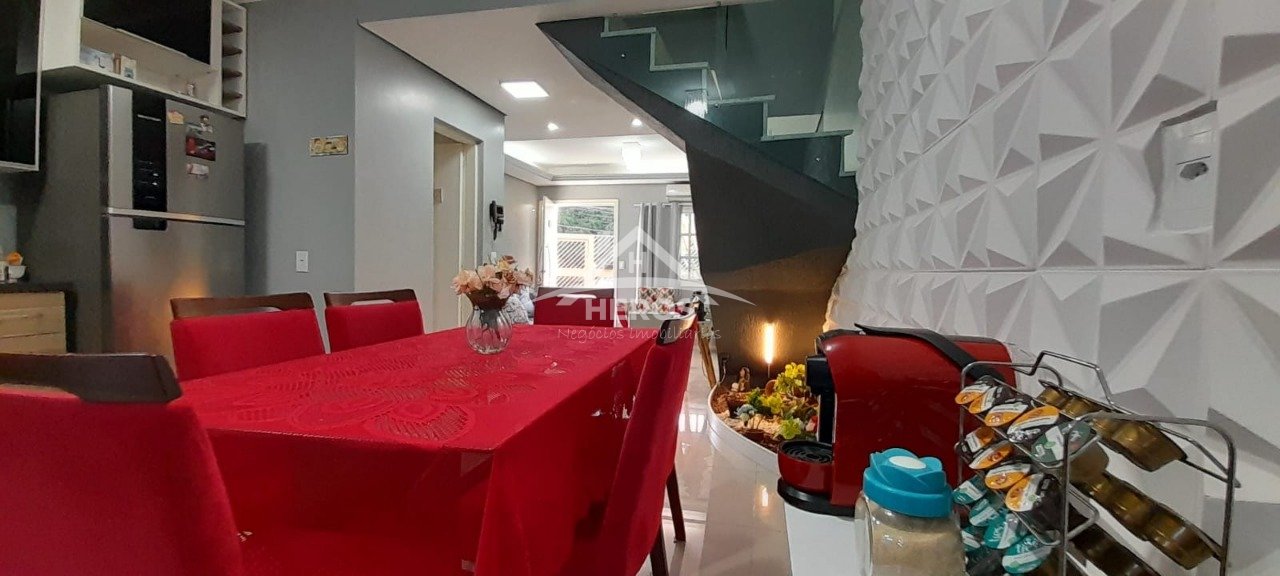 Casa três dorm., suíte master em Porto Alegre.