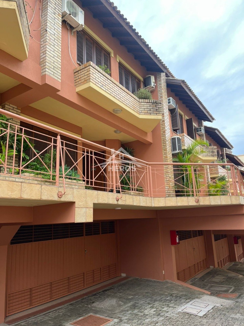 Casa cond, 3 dorm, 252m², R$ 940mil