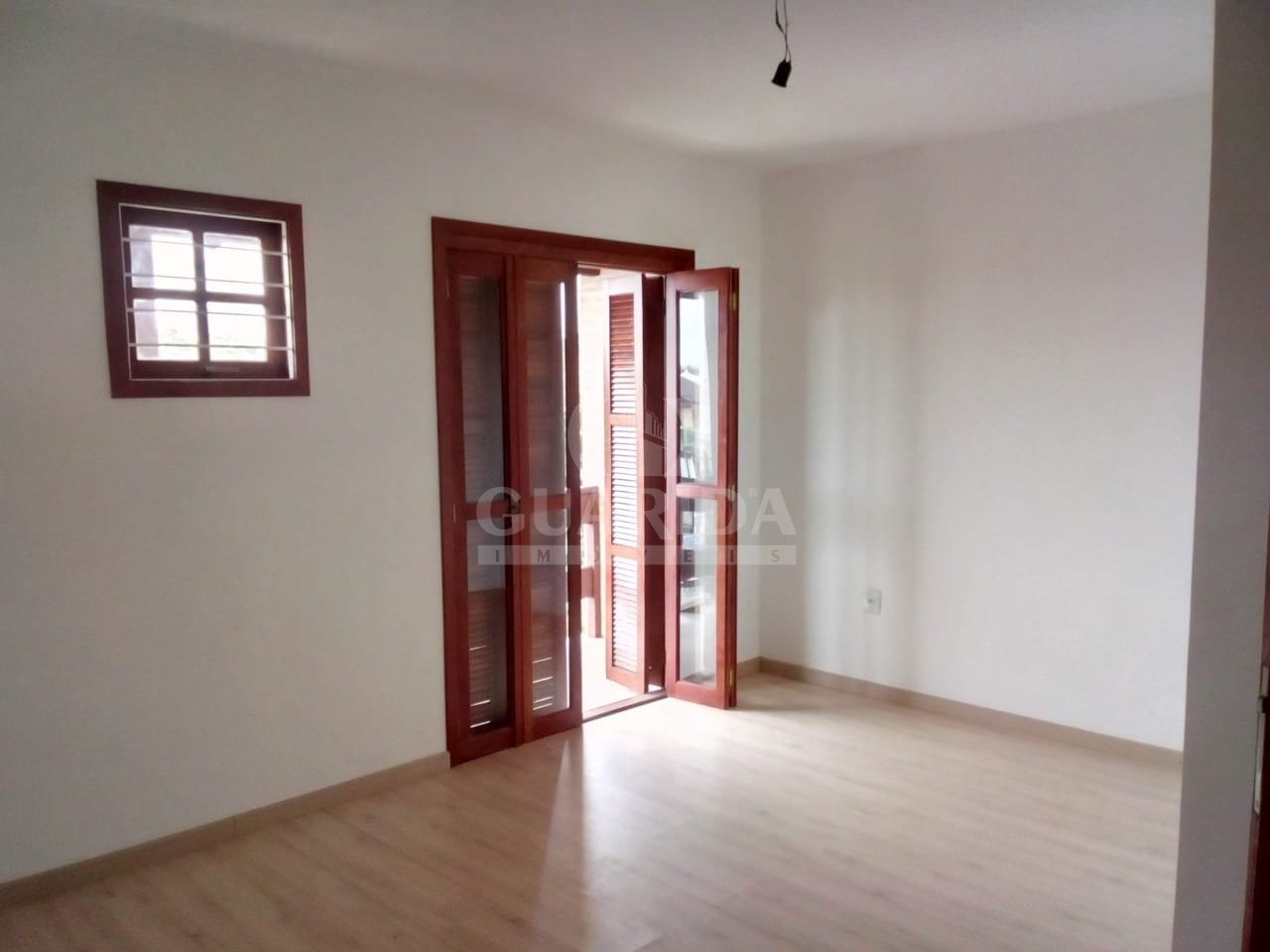 Guarida Imoveis vende  casa no bairro guaruja.