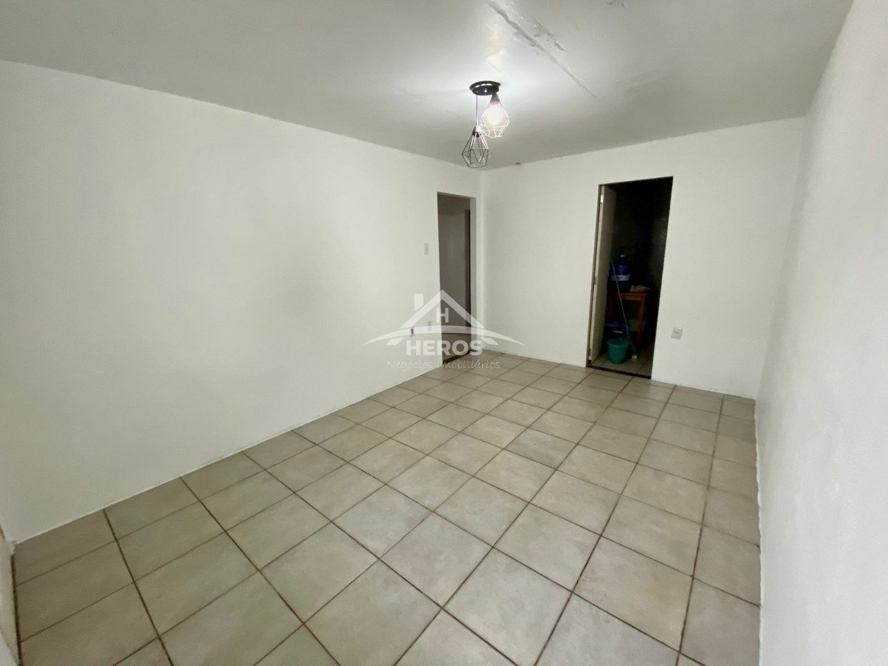 Casa com 03 dormitórios,pátio;Jd.Urubatã, 380mil