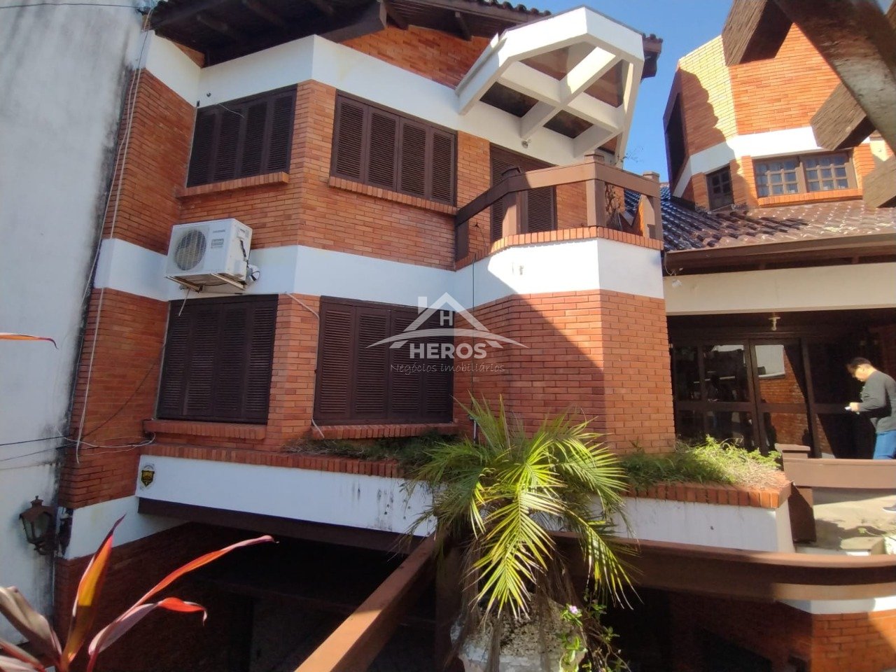 Casa 4 dorm, 350m², Nonoai, R$ 1,5milhão