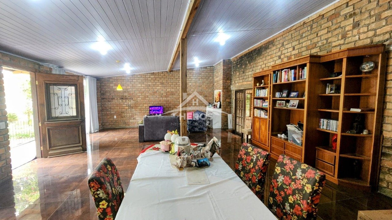 Terreno com 622 m²,02 casas,Avenida Oscar pereira.