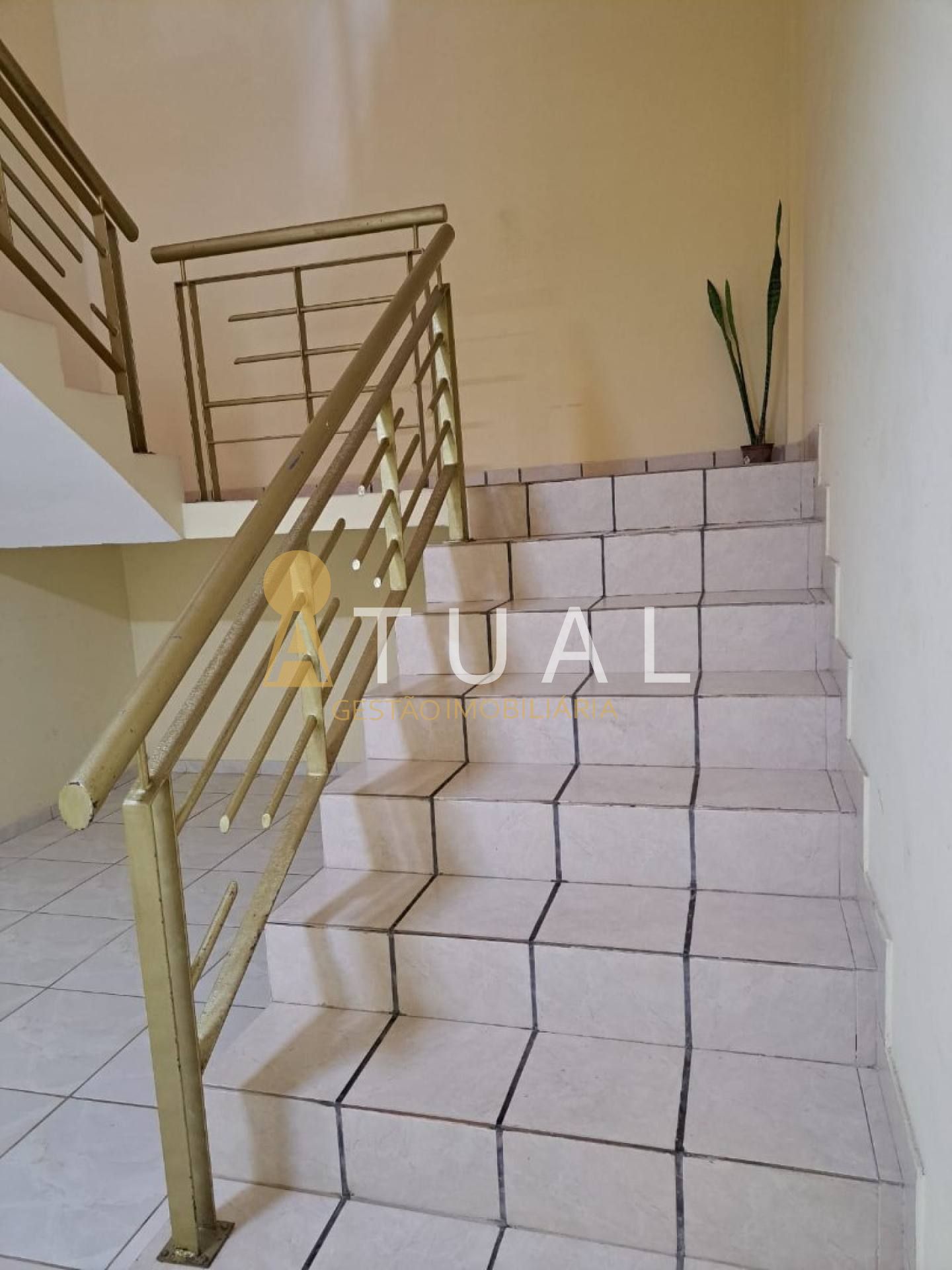 Vende-se Kitnet em Buraquinho, Excelente Localização.