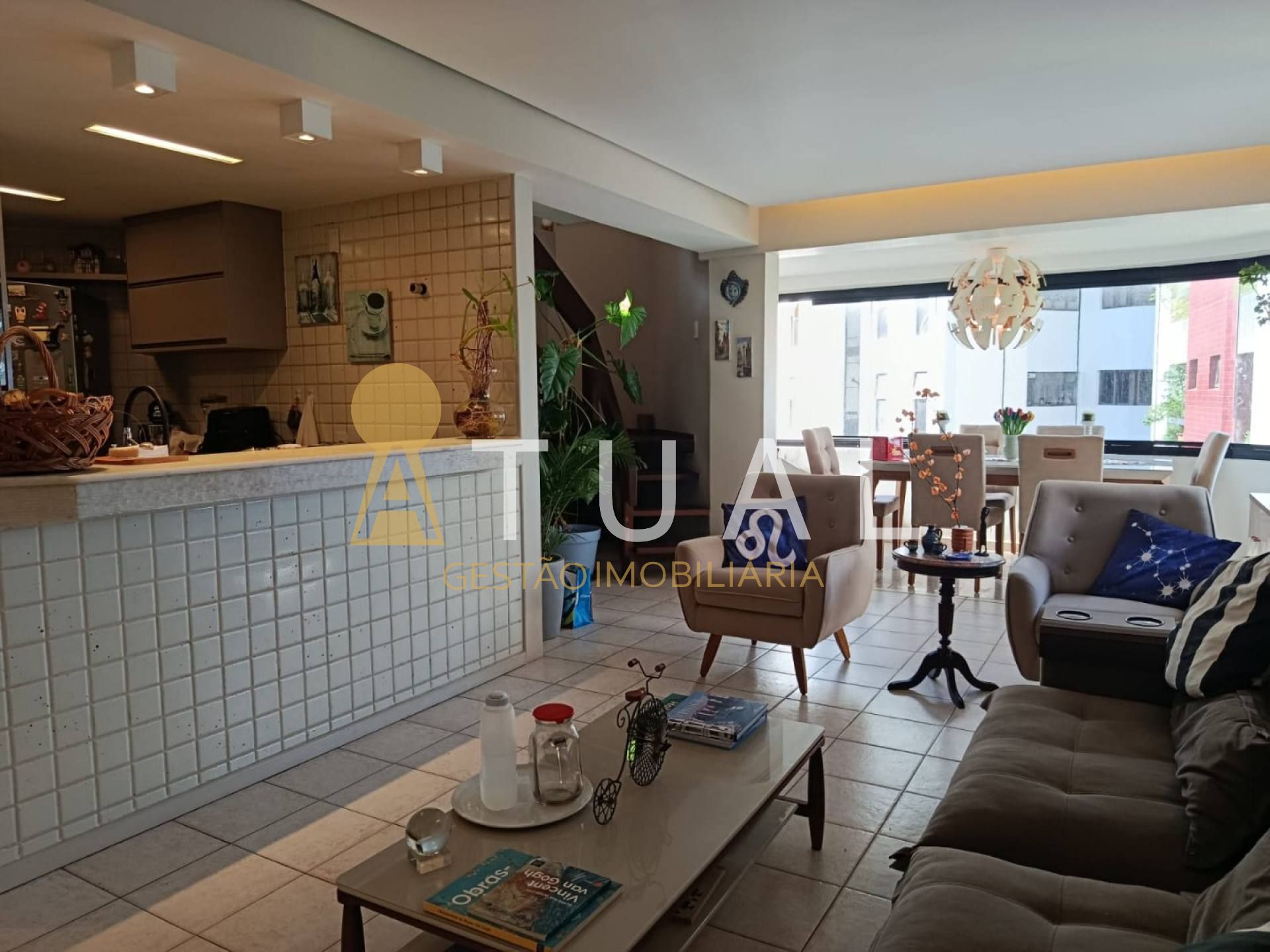 Apartamento tipo cobertura a venda, 158m², com 2 suítes e gabinete a venda no Rio Vermelho.