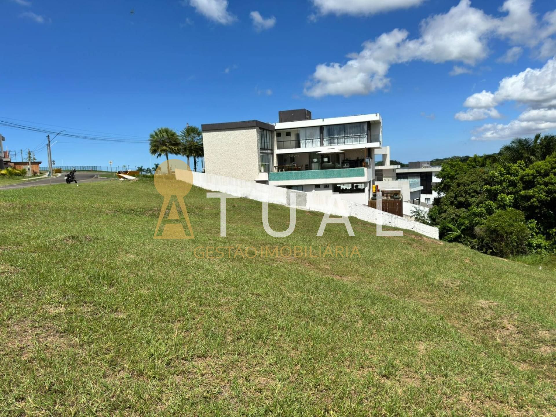 Lote / Terreno de Condomínio Para Vender no bairro Abrantes em Camaçari