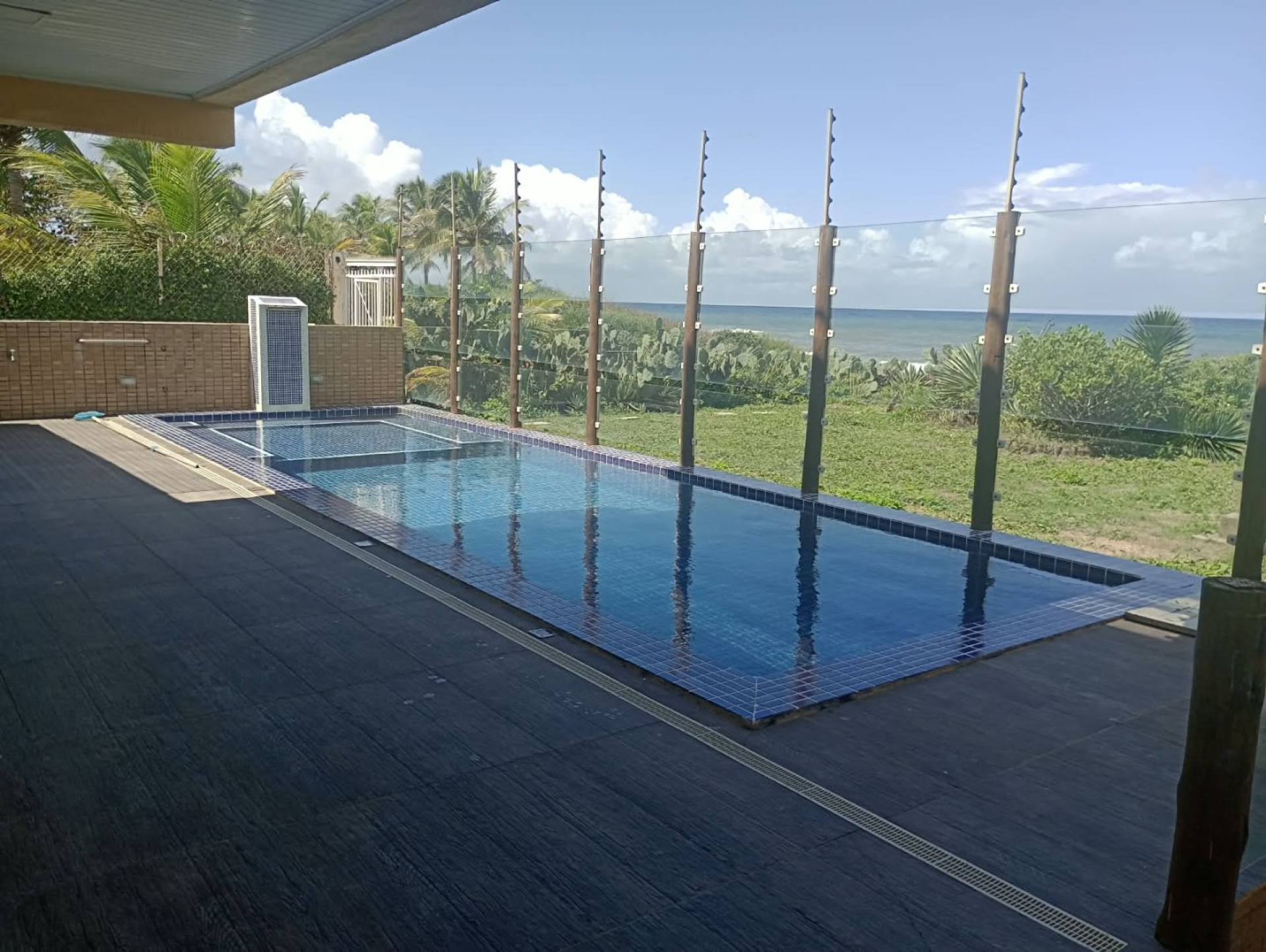 Casa Para Vender com 05 quartos 05 suítes no bairro ITAPUÃ em Salvador